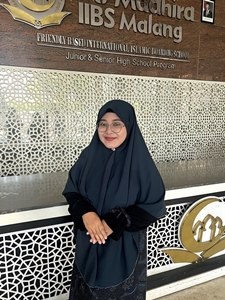 Iswatul Hasanah,S.S,M.Pd 