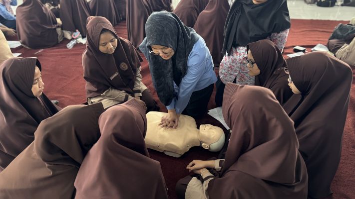Kunjungan Kolaborasi FK UNAIR - FK UB Berikan Santri Pelatihan "Basic Life Support" dan Sharing Session Inspiratif_1